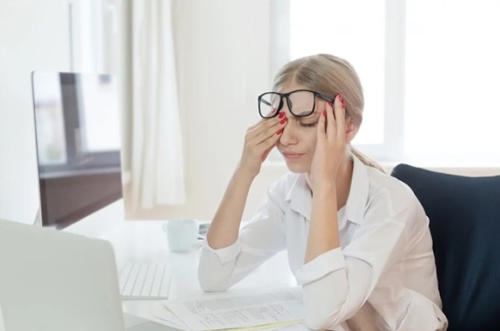 Ruang kerja yang nyaman dan terang